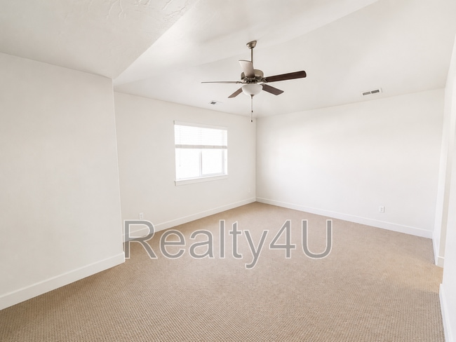 Building Photo - 44 W 470 N