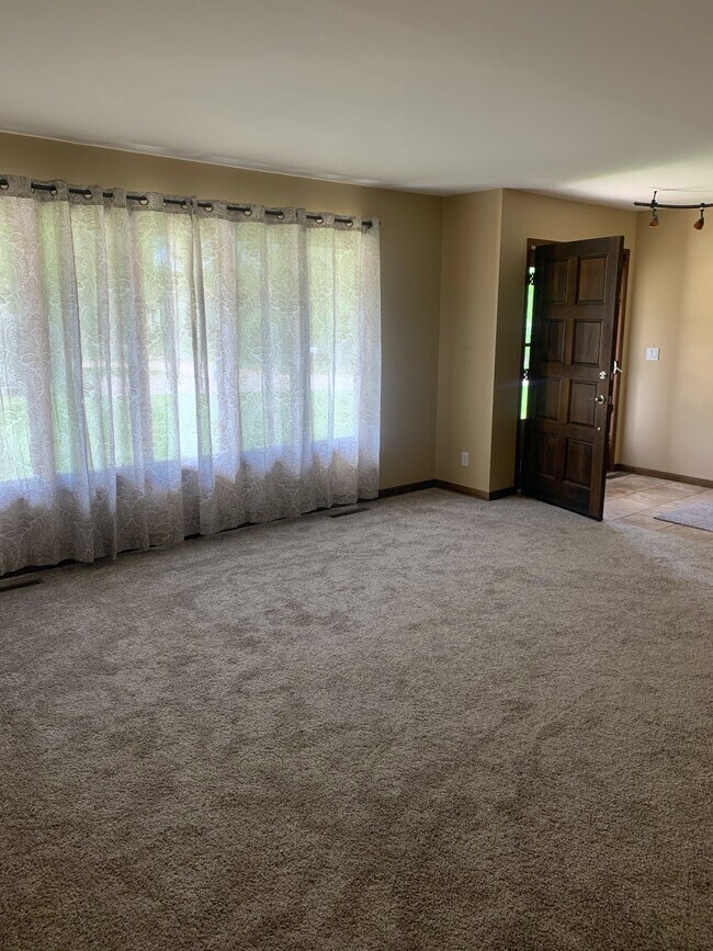 Building Photo - 2914 Meadowbrook Dr