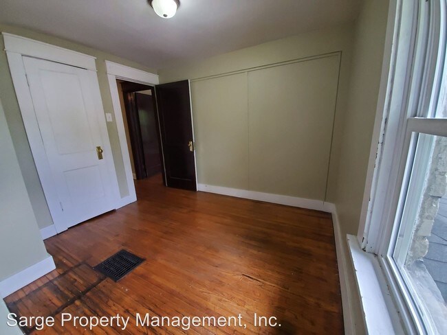 Building Photo - 2 br, 1 bath Apartment - 700 N Washington St
