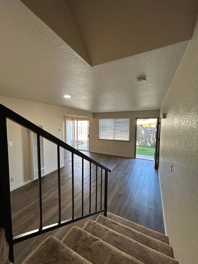 Building Photo - 2 Bed, 1.5 Bathroom Apartment
