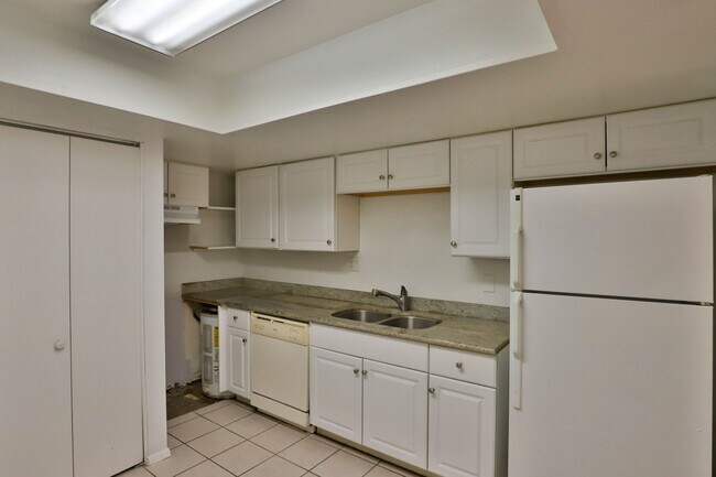 Building Photo - 8056 E Oak St