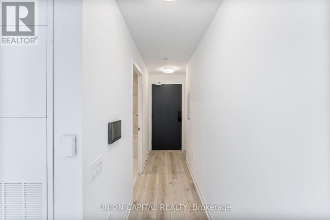 Building Photo - 395 Dundas St W