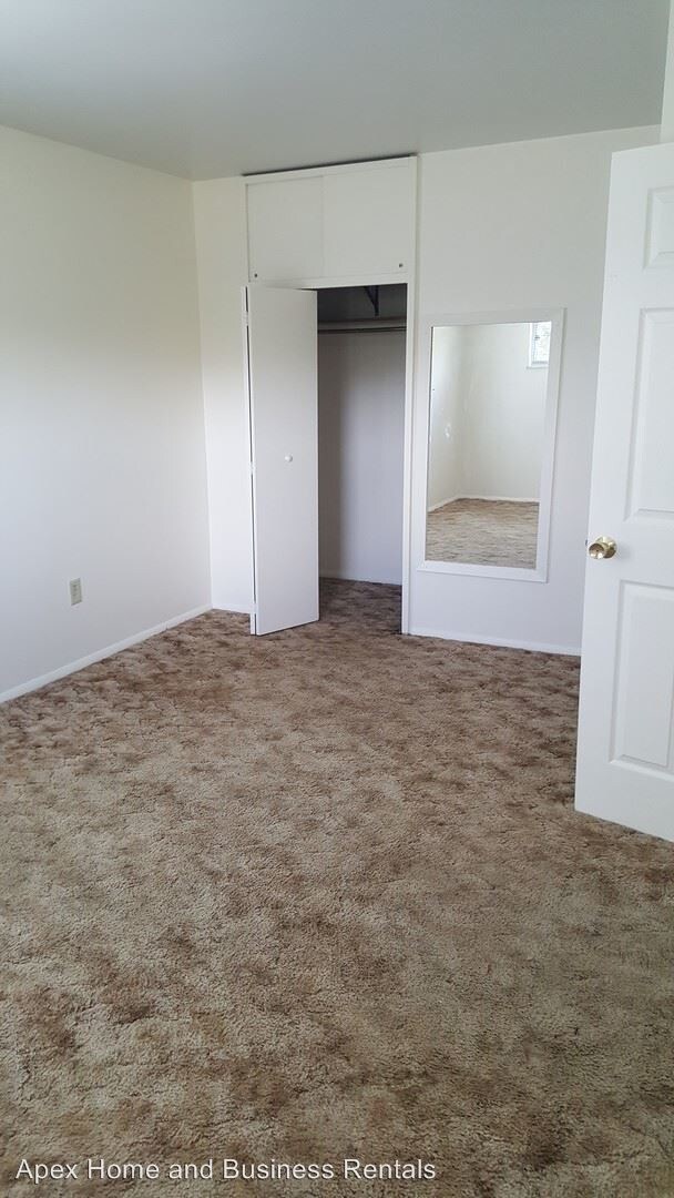 Building Photo - 904 Lake View Dr