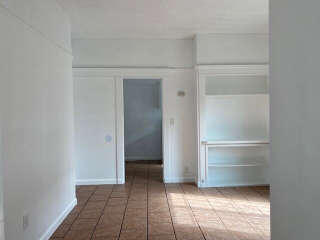 Building Photo - 883 E 40th Pl