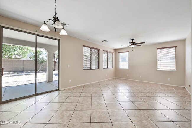 Foto del edificio - 1543 E Nightingale Ln
