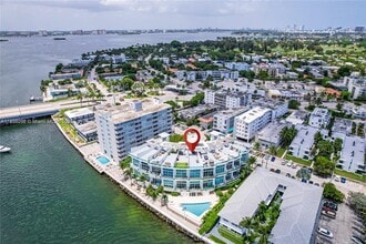 Building Photo - 2000 Bay Dr