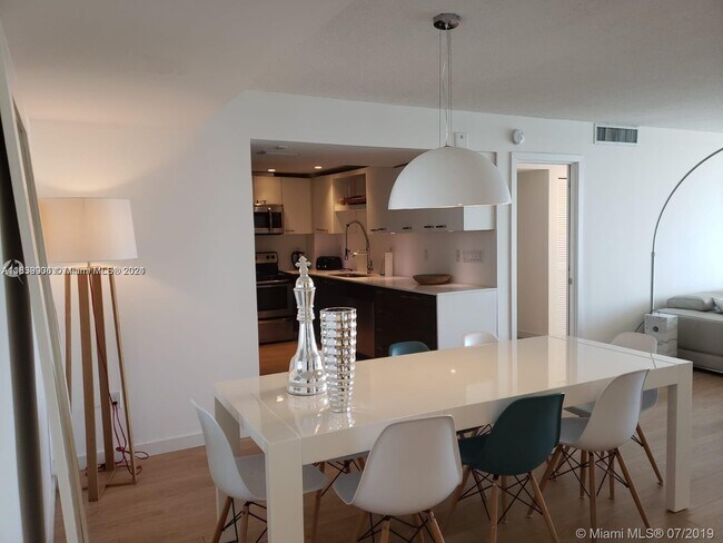 Foto del edificio - 9250 W Bay Harbor Dr