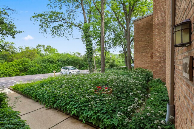 Foto del edificio - 6018 E Lake Dr