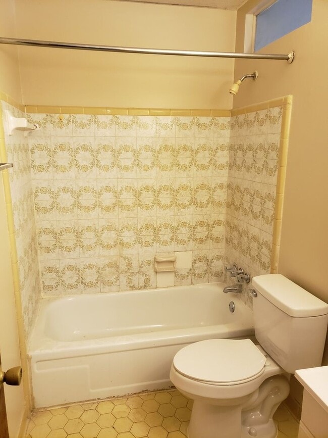 Building Photo - 2865 A Glenhills Cir