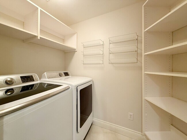 Foto del edificio - 2334 Thorndyke Ave W