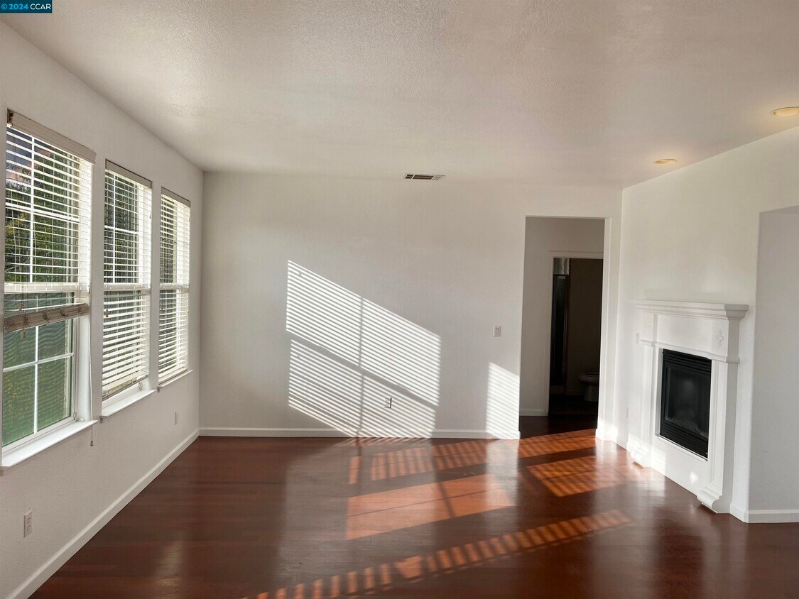 Building Photo - 5660 Vista Dr