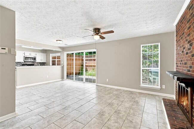 Foto del edificio - 5557 Clover Rise Ln