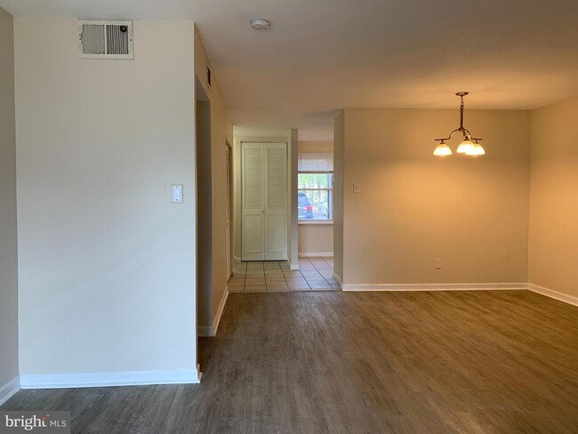 Building Photo - 505 BROMLEY