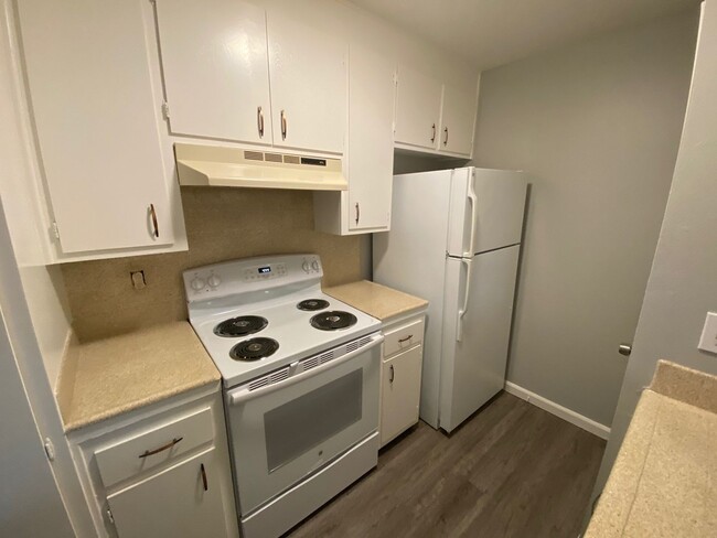 Building Photo - Remodeled 2 Bedroom Condo with Garage