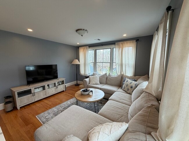 Building Photo - 324 East St