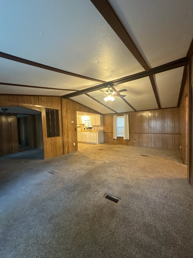 Building Photo - Nice 3 Bedroom, 2 Bathroom Home - 110 Wood...