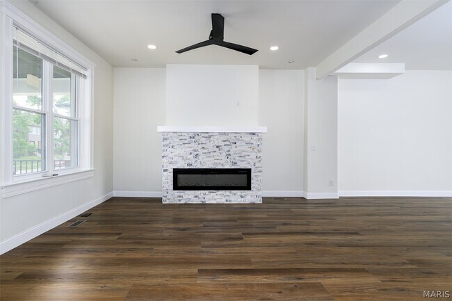 Foto del edificio - 5750 Waterman Blvd