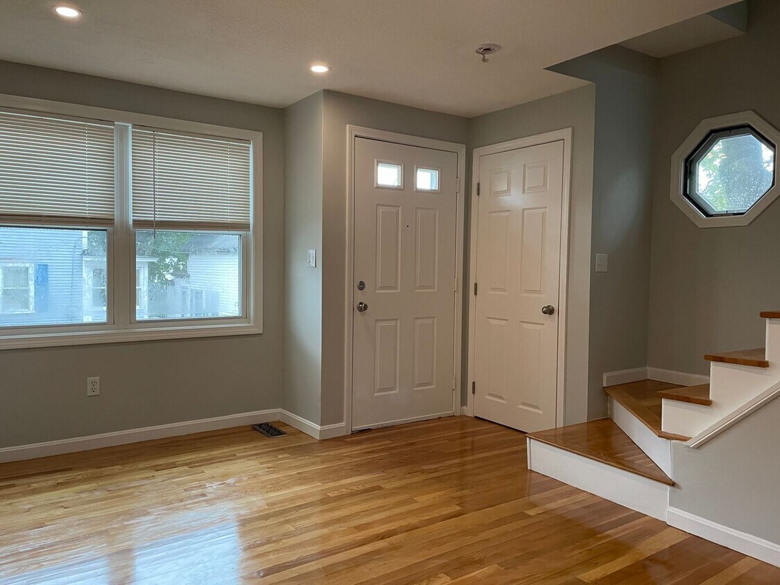 Foto principal - Well Maintained 2 Bedroom Condo w/Garage, ...