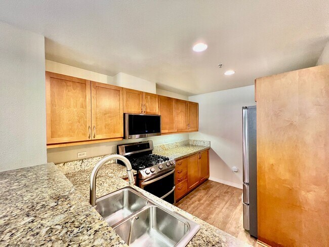 Foto del edificio - Newly Remodeled 2B/2BA condo w/ Reserved P...