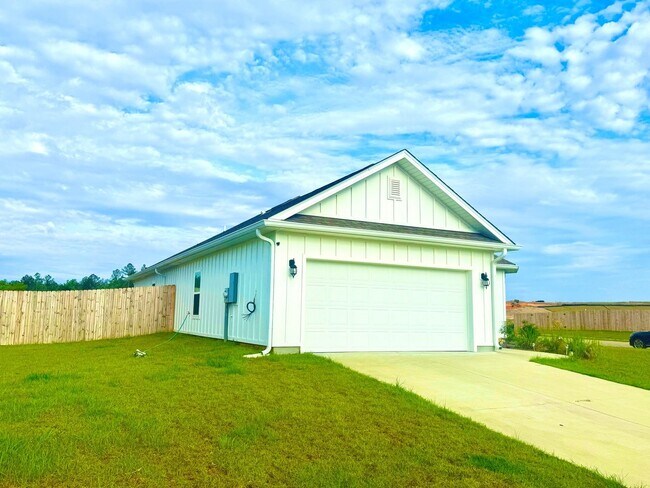 Building Photo - Charming 4BR House in a Calm and friendly ...