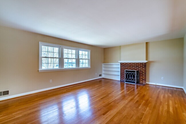 Building Photo - Gorgeous 4 Bed 3 Bath Brick Home In Serene Hollindale