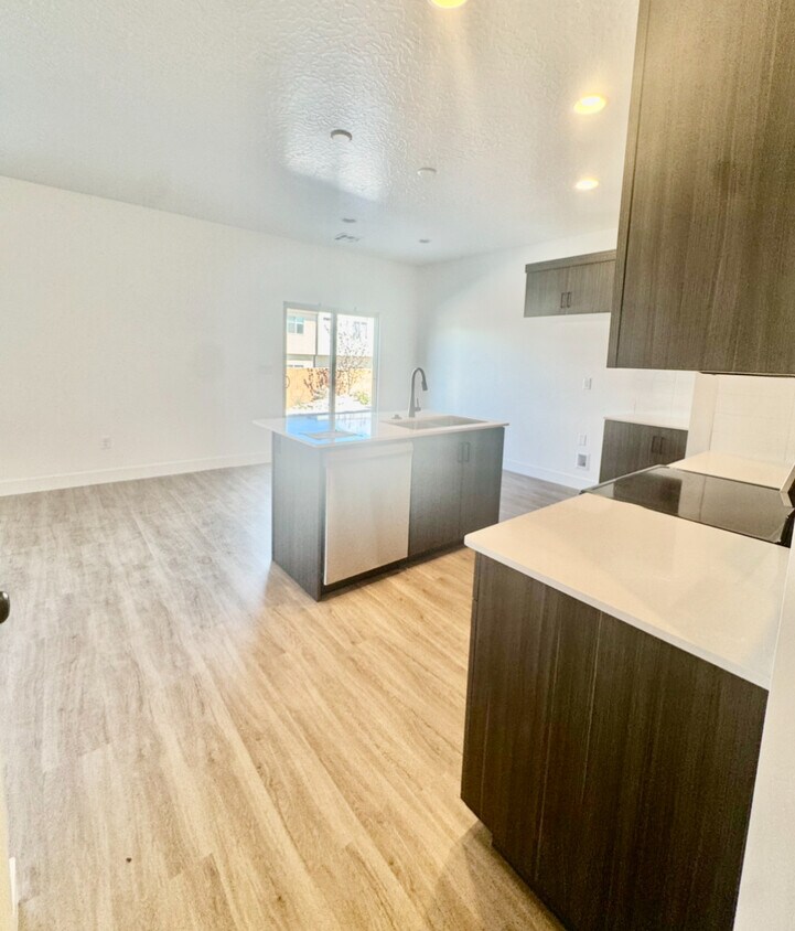 Foto principal - 5649 South Aaron Ln