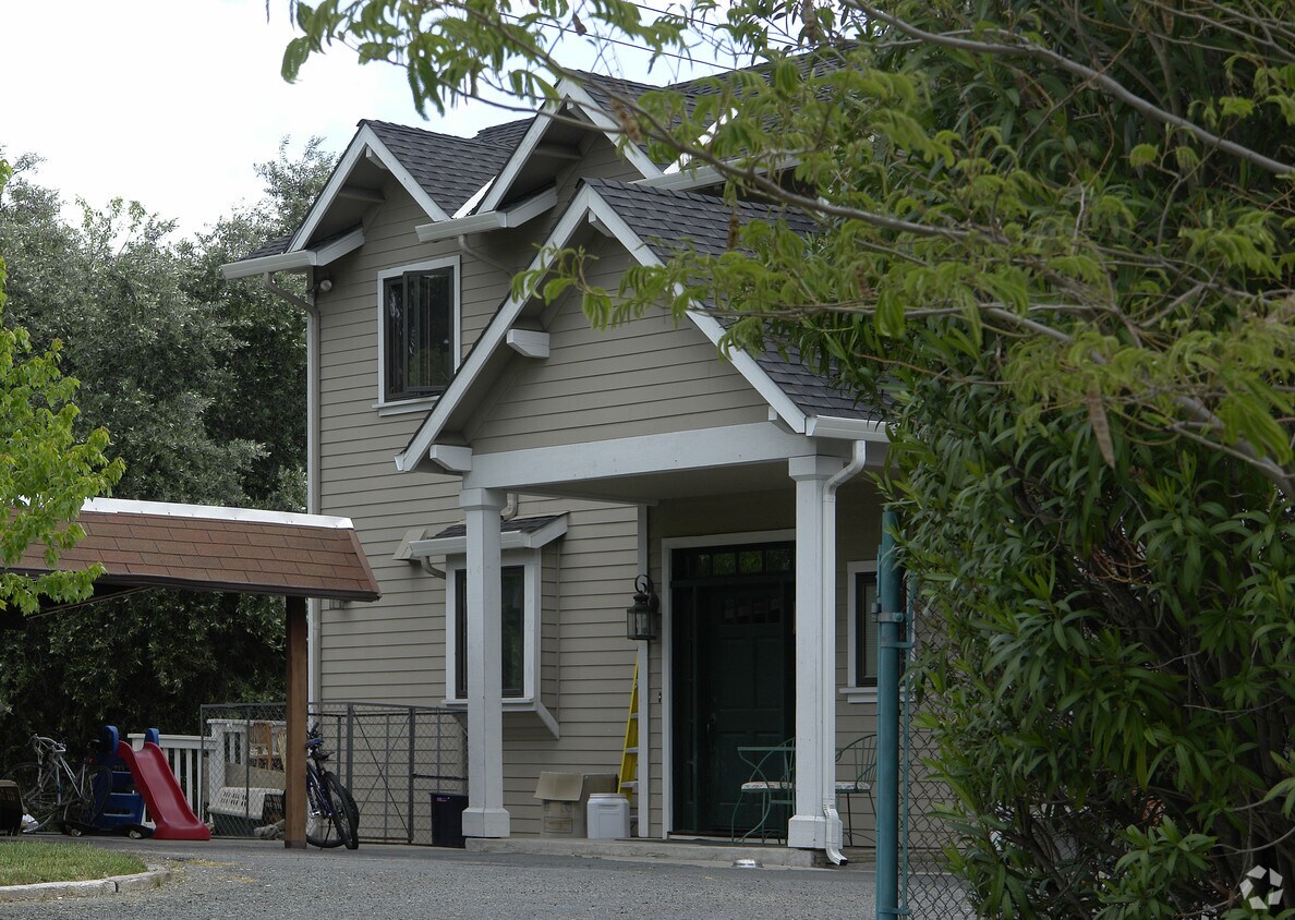 Foto del edificio - 685 Paso Nogal Rd