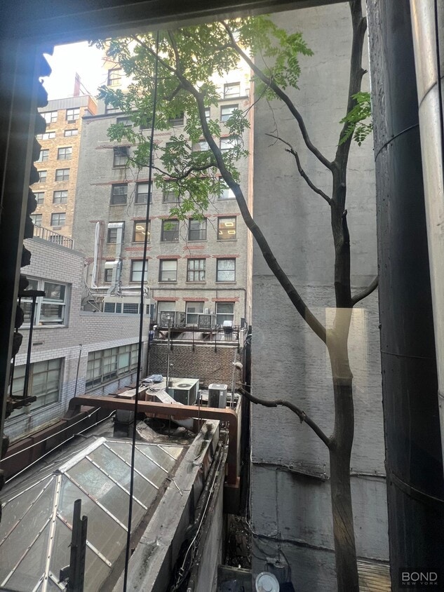 Primary Photo - 159 E 55th St