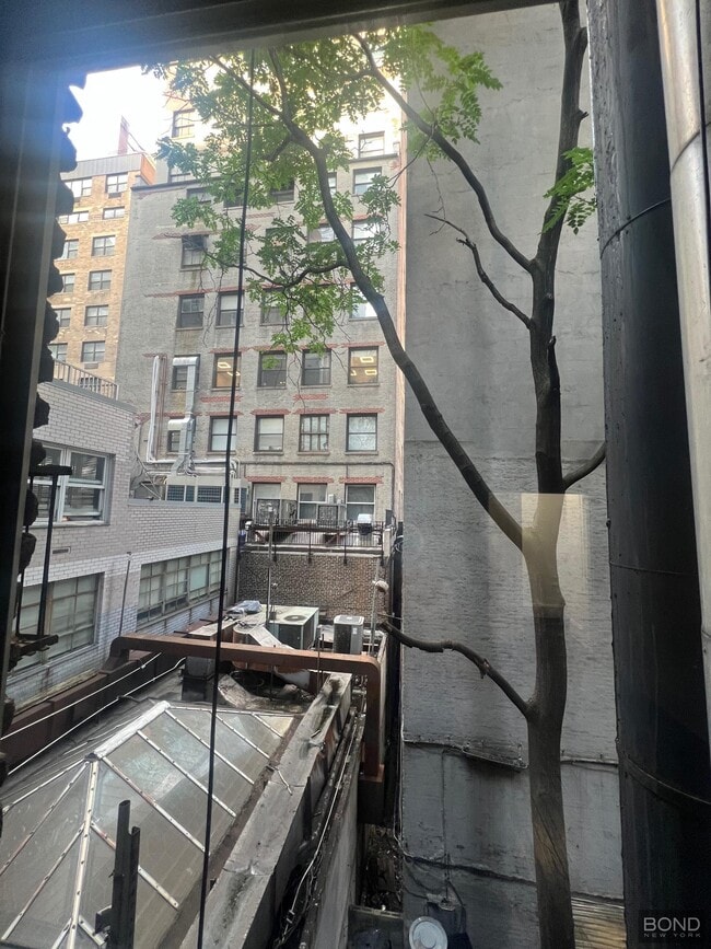 Building Photo - 159 E 55th St
