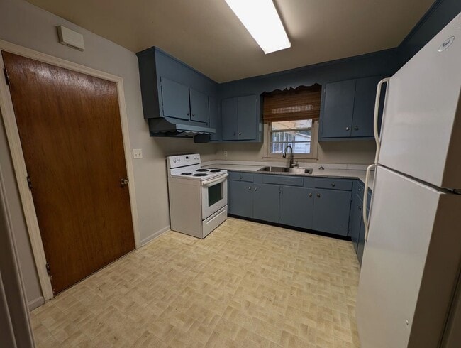 Building Photo - 170 Forest Rd