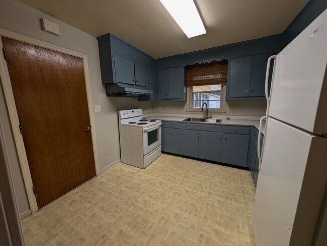 Foto del edificio - 170 Forest Rd