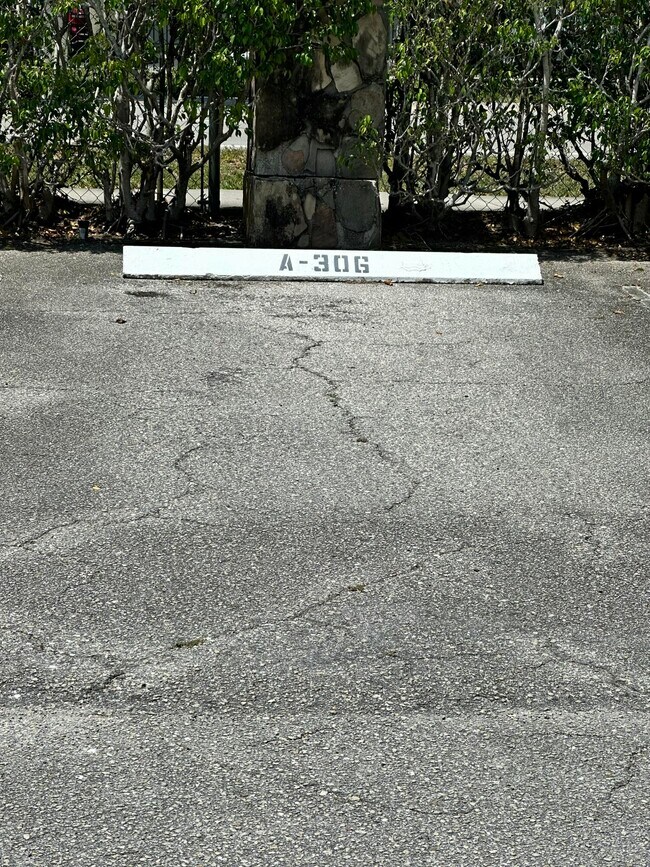 Foto del edificio - 555 Purdy Ln