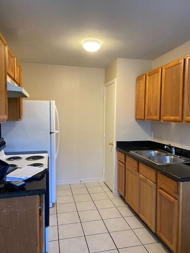 Building Photo - $1,300 2 Bedroom-1 Bath Apt For Lease in 4...