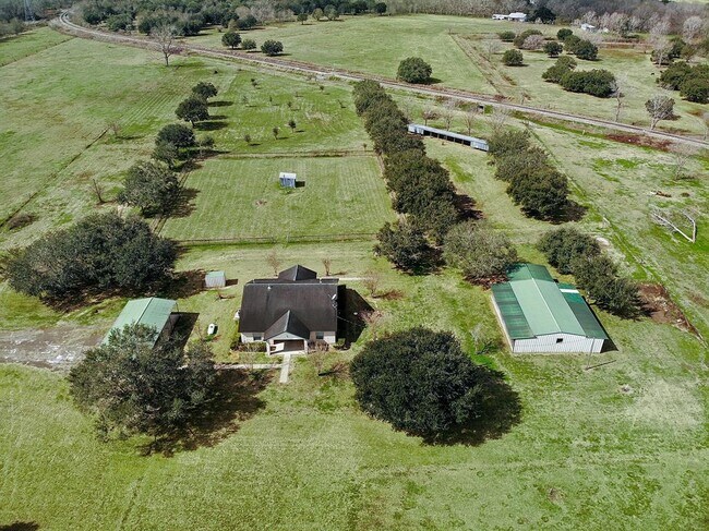 Foto del edificio - 1020 Thompson Oil Field Rd