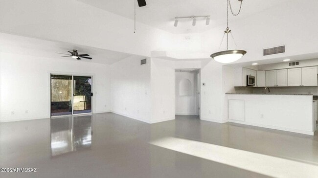 Building Photo - 574 Duchess Dr