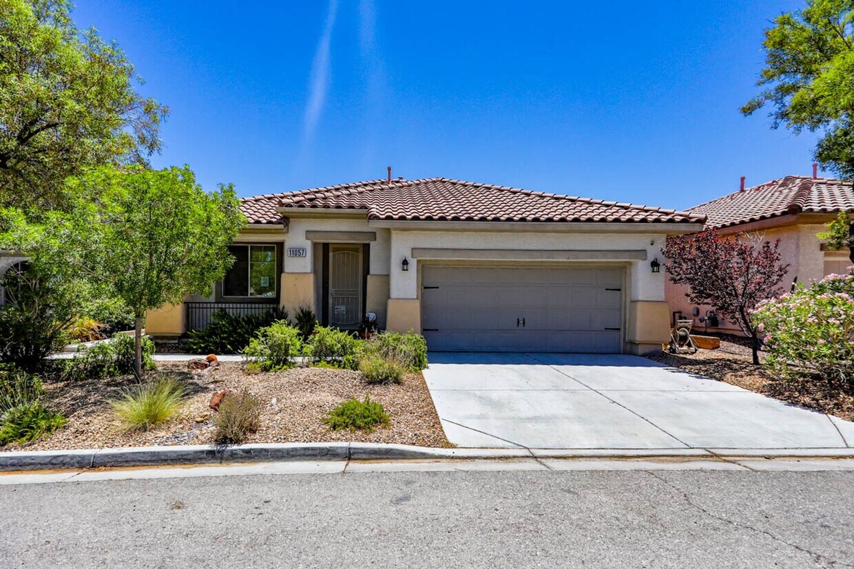 Primary Photo - South Summerlin Single Story Pool And Spa ...