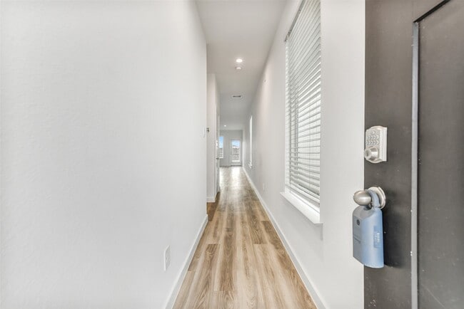 Building Photo - 3028 Crown Gate Dr