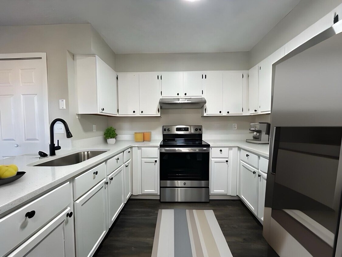 Primary Photo - Newly Renovated Townhome in South-East Col...