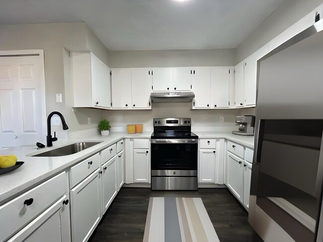 Building Photo - Newly Renovated Townhome in South-East Col...