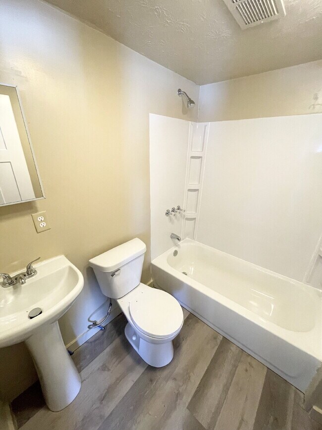 Foto del edificio - 3 Bedroom conveniently located near the thriving Twin Aire neighborhood