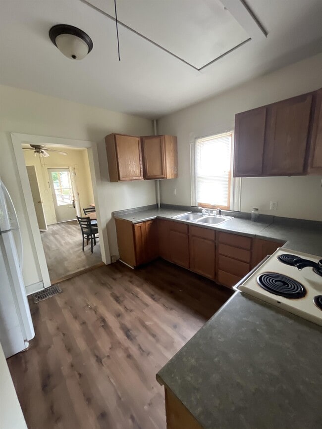 Foto del edificio - 317 N Weller St