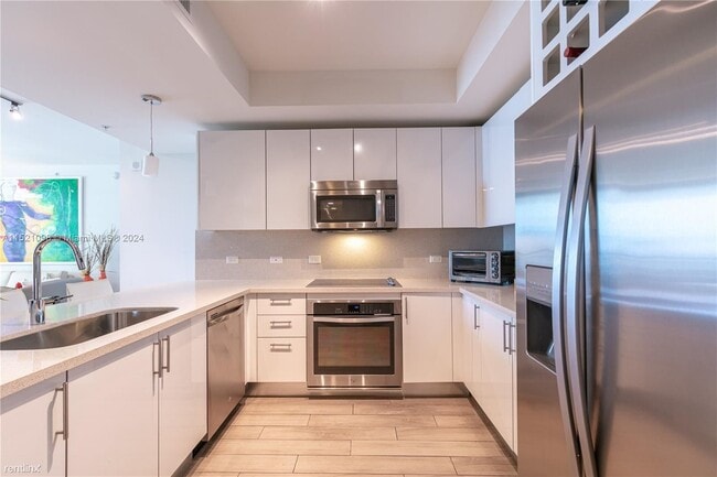 Building Photo - 3 br, 2 bath House - 999 SW 1st Ave Apt 23...