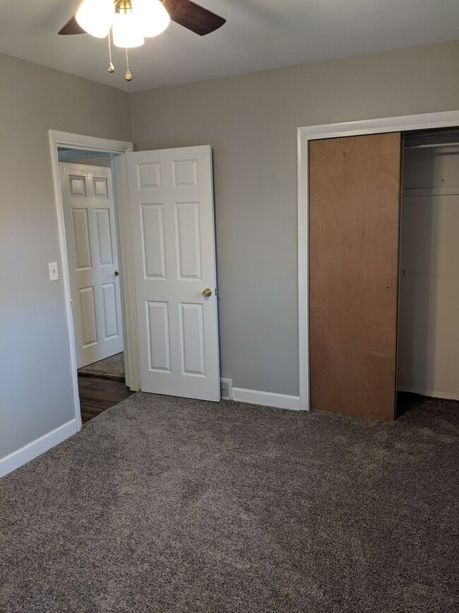 Building Photo - SPACIOUS 3 BR HOME HUGE BACKYARD