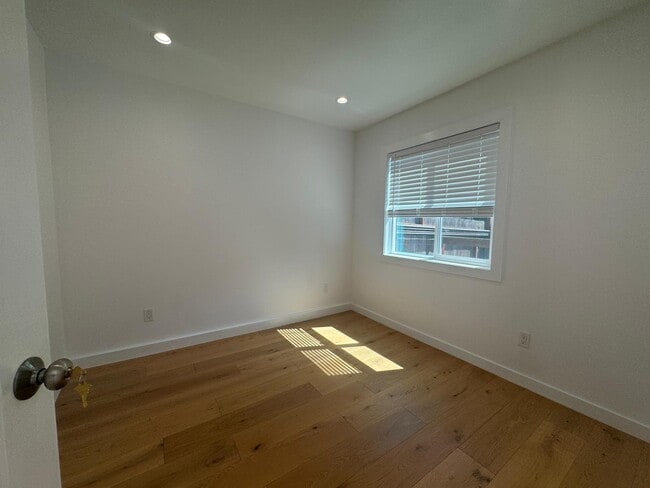 Building Photo - 53 Ledyard St