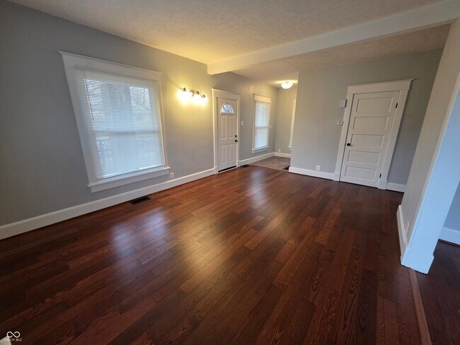 Foto del edificio - 5030 E New York St