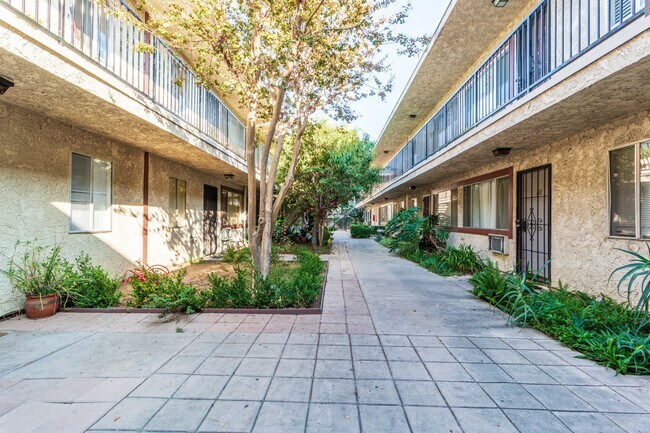 Foto del edificio - 8800 Cedros Ave