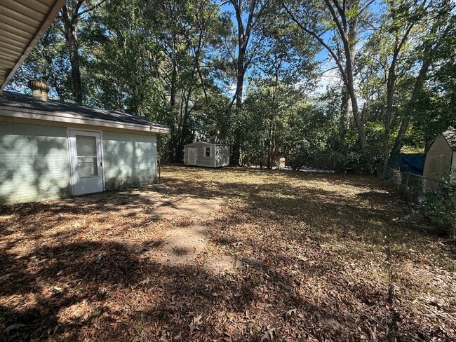 Building Photo - ** 3 bed 1 bath located off Zelda Road ** ...