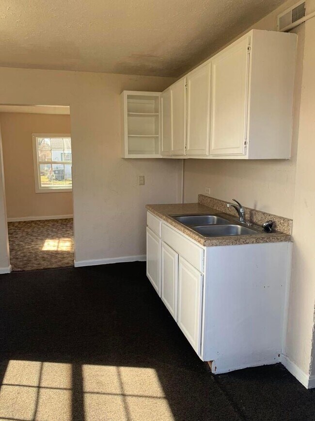 Foto del edificio - 2423-2425 Negley Ct