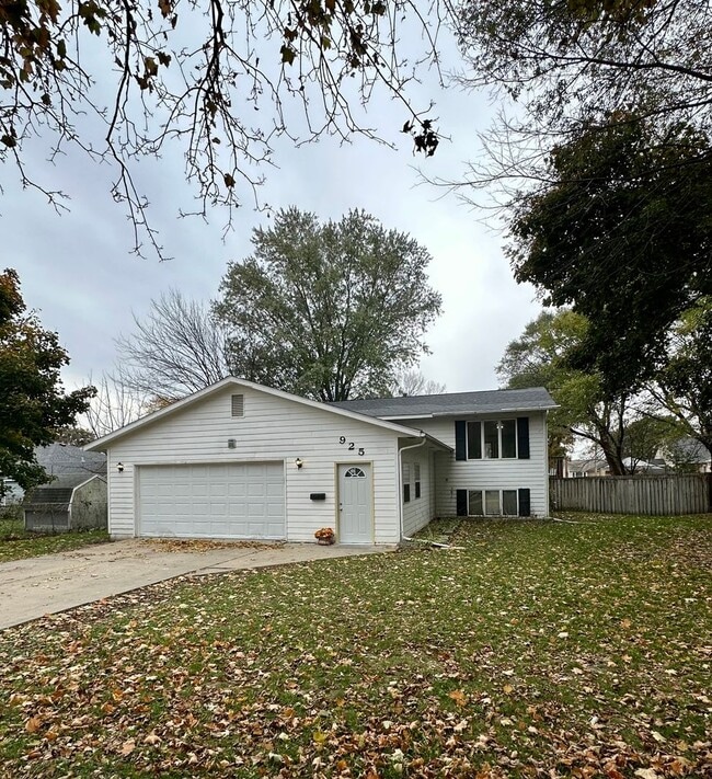 Building Photo - NE Rochester MN 4 Bedroom 2 Full Bathrooms...