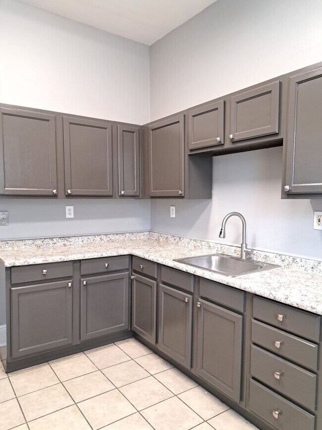 Building Photo - GORGEOUS 3BR/2 BA Single Family Home!